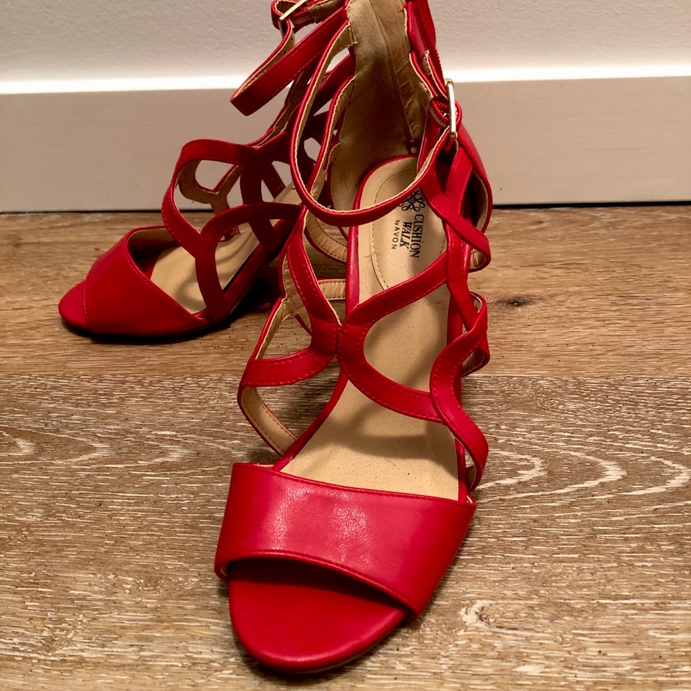 Size 6 Avon cushion walk red heels